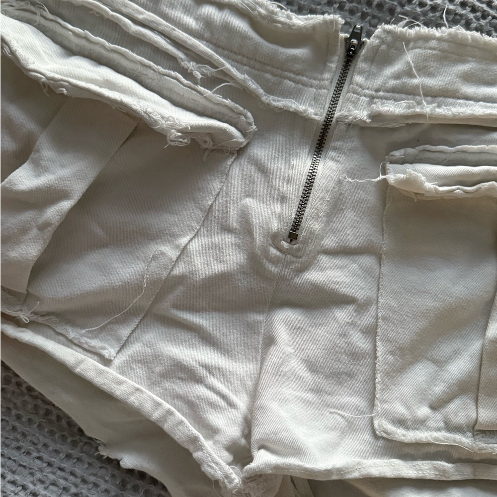 ✨5 for $25✨ White Cargo Shorts with Front Flap Pockets - Picture 3 of 4